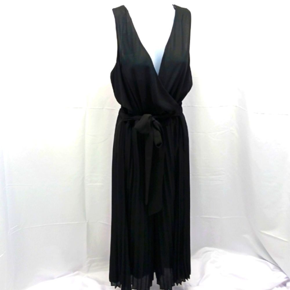 NWOT Naked Zebra Sleeveless Jumpsuit Black Pleated Wide Leg Front Tie V- Neck M.